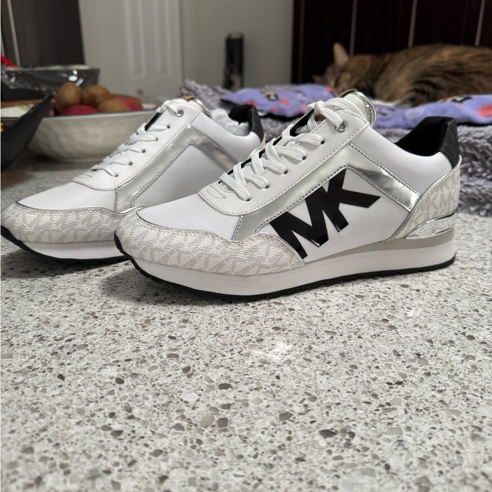 MK, Size 11, White w/ black